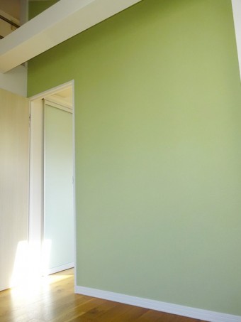 パステルカラーの間仕切り壁で圧迫感のない快適空間に